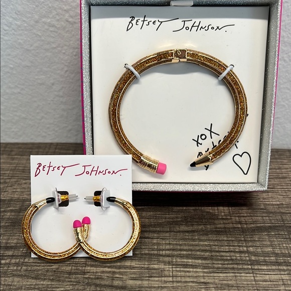 ✏️💕Betsey Johnson Gold Pencil Bracelt & Earrings Set!! - Picture 1 of 9